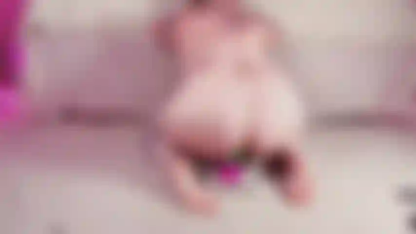 Rubia monta un consolador arcoíris de 8 pulgadas.