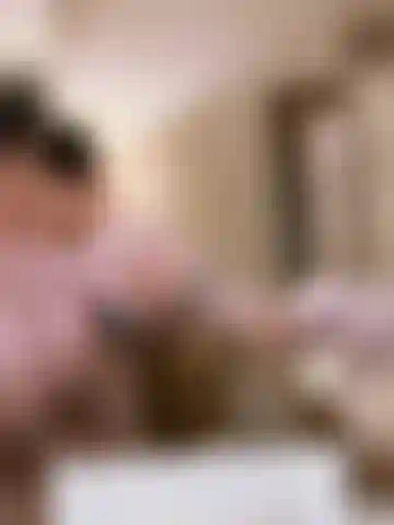 Me puse muy cachonda en mi habitación de hotel.