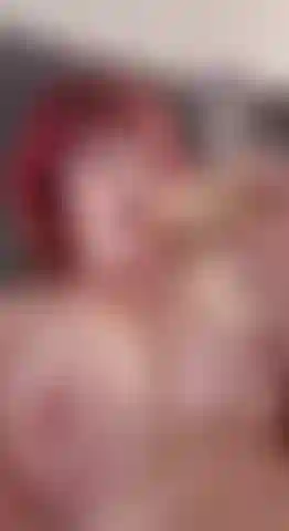 En mi cama chupando un dildo.
