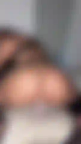 Chica cremosa con dildo follado al revés.