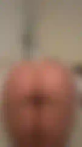 Twerking a cámara lenta en cuatro patas, cada golpe perfectamente sincronizado… dime que esta vista no te pone de rodillas.
