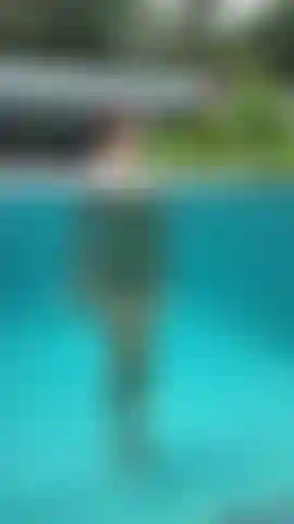 Desnuda en la piscina.