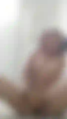 En la ducha me puse cachonda y quise follarme mi coño apretado. ¿Quieres ver como chorrea mientras pienso en ti?