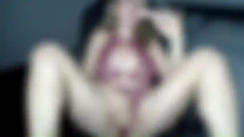 Imagina esto, estoy recostada, la ropa interior corrida a un lado, mi coño húmedo a plena vista, jugando para ti. Te estoy chupando la polla mientras me ves jugar al mismo tiempo….