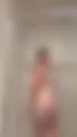 Oh un show en la ducha dices....Mírame desvestirme y luego enjabonada en la ducha, prestando mucha atención a mis partes íntimas :p x.