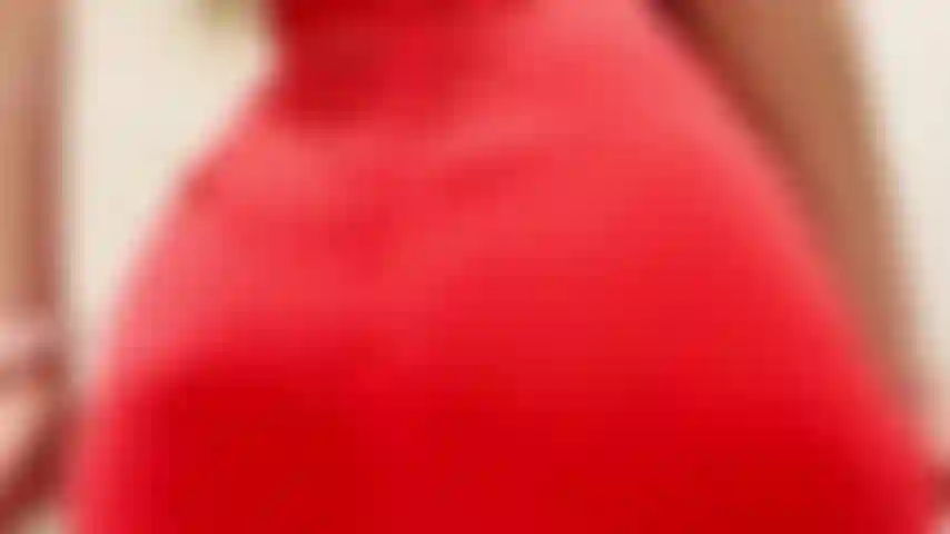 Culo rebotando en tanga rosa.