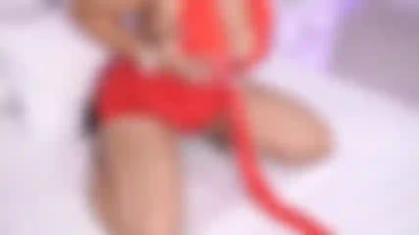 Mujer madura y ardiente con grandes pechos.