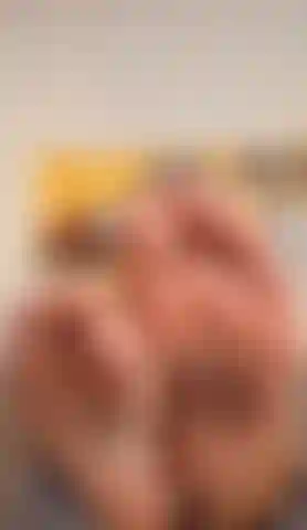 Pies traviesos en primer plano.