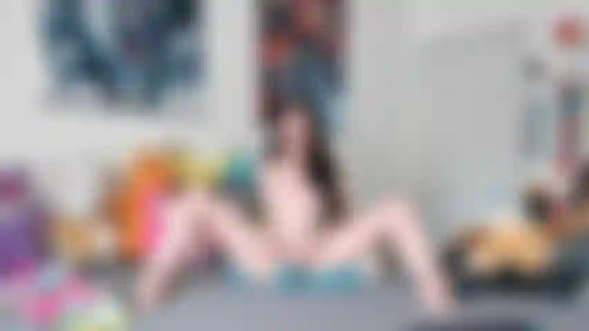 ¡ Frotando y tocando hasta correrme! Completamente desnuda.