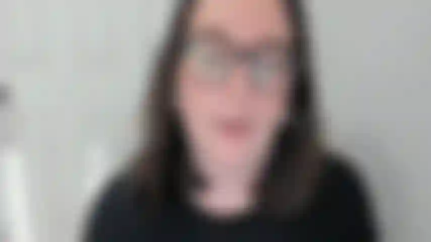 Masturbándome rápidamente con mi vibrador de clítoris.