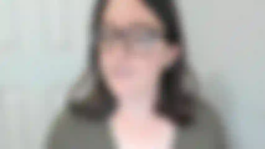 Jugando con mi clítoris mientras me miras a la cara.