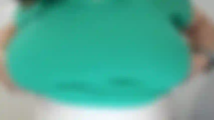 Me recuesto y me follo con un consolador, me pongo cremosa y chorreo como una cascada. Y luego te indico que te corras en la cara y termines con una cuenta atrás.