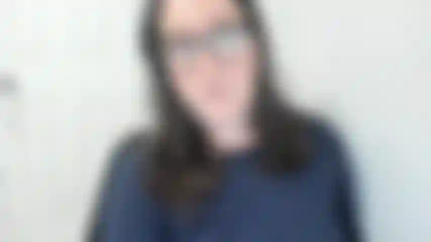 Masturbándome mientras uso solo zapatillas de running sucias.