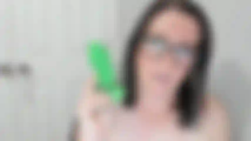 Uso un consolador y mis dedos para correrme dos veces.