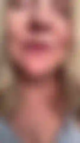 Seduciéndote con mi pequeño negligé azul. Jugando con mi hermoso coño. Frotándolo y saboreándolo. Mis bragas también huelen tan bien.