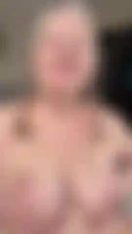 Imagina que este juguete es tu polla. Realmente me meto de lleno en chuparlo y hacerme una mamada profunda. Me pone muy excitada y mojada. ¡Me encanta deslizarlo dentro de mi coño y luego seguir chupándolo!
