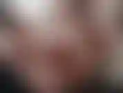 Pies y culo toman el pelo con un poco de culo temblando.
