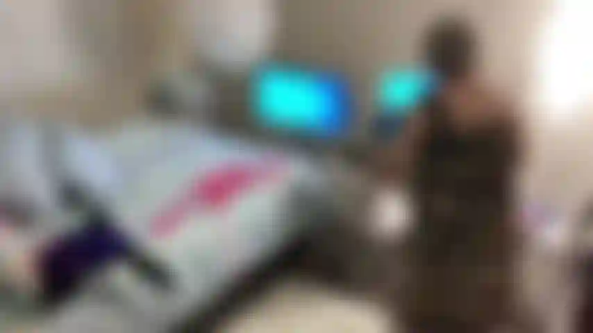 Voyeur, miro detrás de escena antes de transmitir.