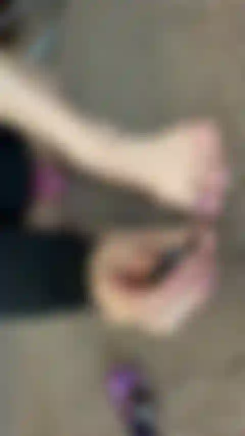 Mírame volver a pintar mis dedos de los pies.