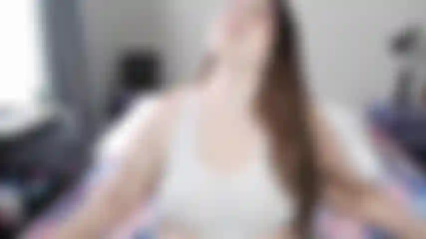 Tu lugar hoy está debajo de los pies sucios de tu diosa gorda y peluda. Limpia bien mis dedos de los pies para mostrarme tu devoción. Una vez que hayas demostrado que eres digna, podrás echar un vistazo a lo que está por venir.