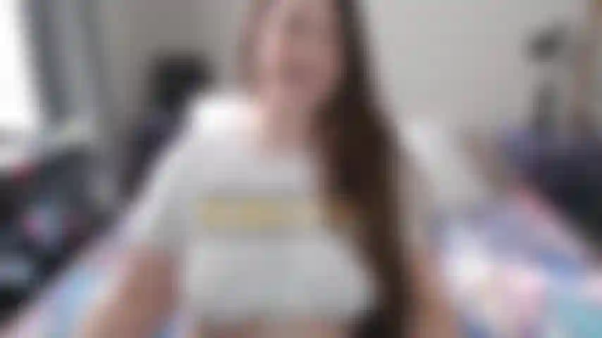 La chica de tus sueños, kaylee graves, quiere que la acaricies! Muéstrame lo bien que podrías follarme si estuvieras aquí. Acarícialo mientras presumo mis curvas. Es un sueño hecho realidad para ti. Soy la chica de tus sueños después de todo.