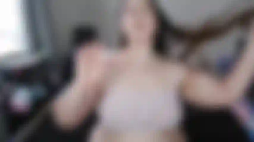 Mírame lucir mis piernas y pies en diferentes posiciones solicitadas por los usuarios. Mis dedos puntiagudos te hacen babear? ¿Mis arcos te hacen gemir? Sé que te encanta ver cómo se flexionan los elegantes músculos de mis piernas.