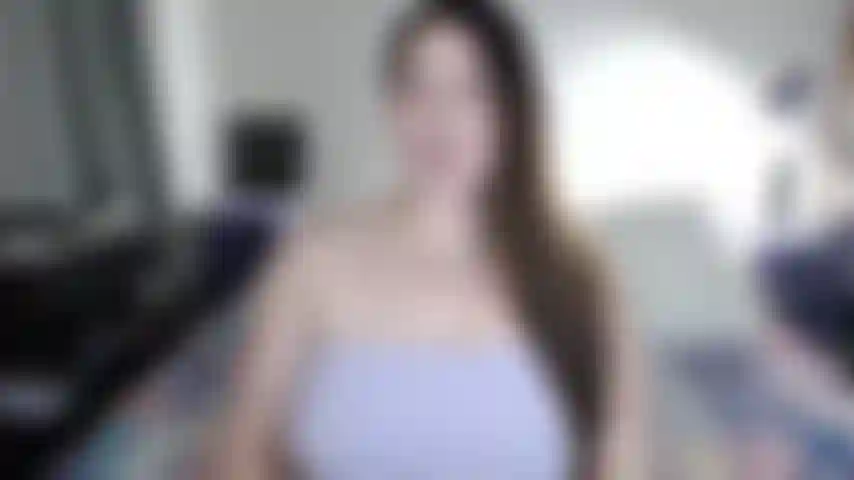 Te encantan los culos gordos como el mío. Redonda y jugosa. Rellenita y perfecta. Grande y saltarina. Mírame quitarme estas diminutas bragas y presentar mis codiciosos agujeros para tu tributo hoy.