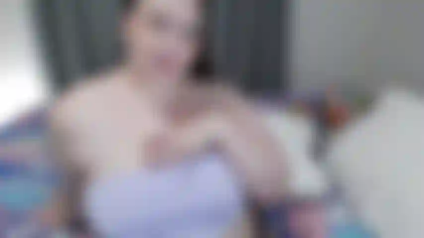 La linda pero cruel bbw kaylee se ríe durante la sesión facial.