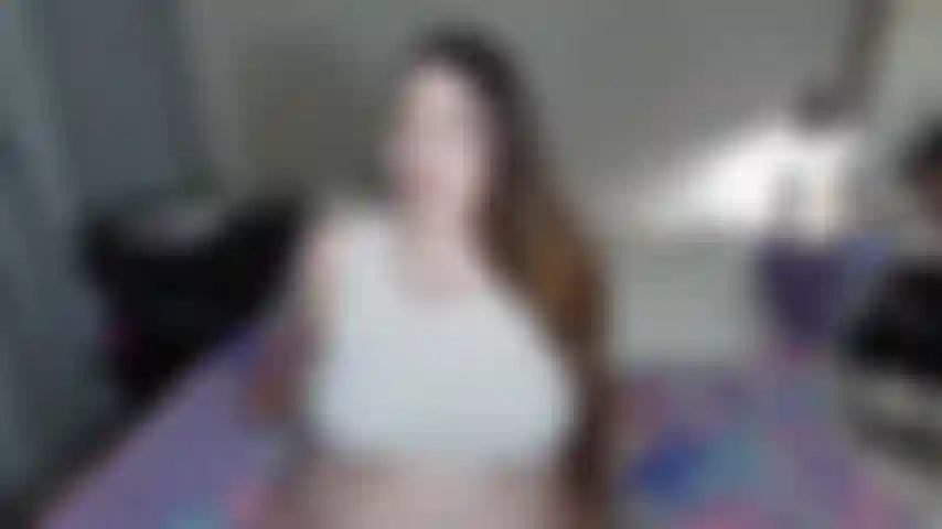 Kaylee te ayuda a prepararte para una lección de chupar pollas.