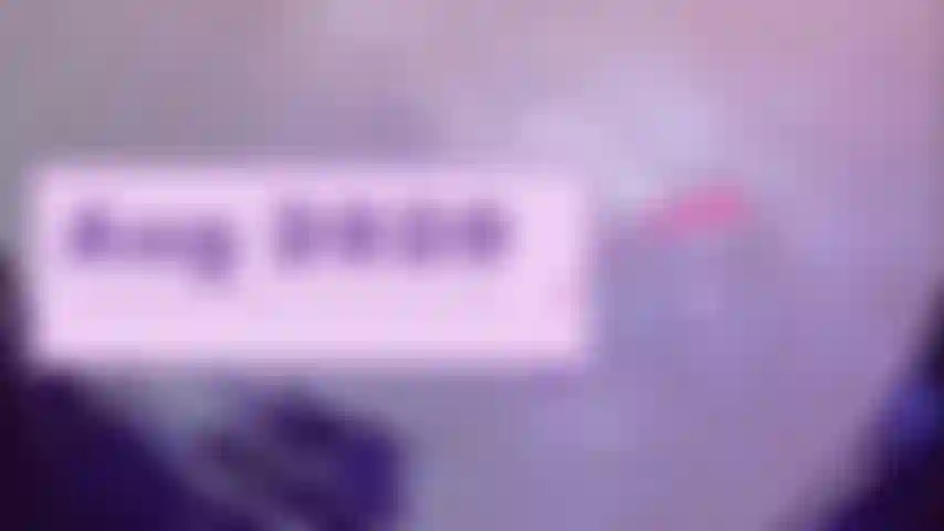 ¿No te gustaría poder verme con unos jeans azules que abrazan mis curvas y te hacen babear? Ups! No me di cuenta que se podía ver tanto de mi diminuta tanga!