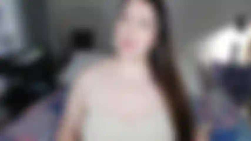 Quiero que levantes el culo en el aire y lo alinees con mi correa grande y gruesa. Siénteme sondeando profundamente dentro de ti mientras me acaricias con fuerza en tu anillo para el pene. Eres tan débil para mi gran polla.