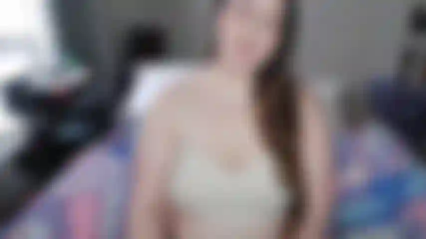 Mostrando mi ojete peludo, abriendo mis apestosas nalgas y haciendo rebotar mi trasero frente a tu cara. Entonces mi coño mojado agarrará tu polla mientras monto y te animo a que te corras.