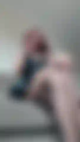 Tocándome a mí misma y fumando un cigarrillo 🚬.