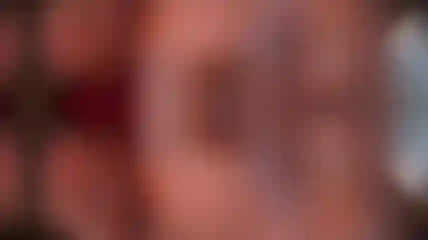 Dulce niña traviesa esperando calentarte en la cama.