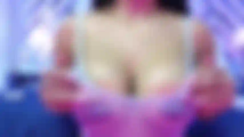 Mis pezones son tan sensibles que las pinzas pueden mojar mi coño.