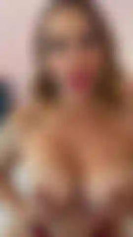 Una gota de saliva, dos tetas listas... Y una fantasía que empieza a moverse...