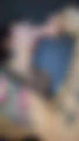 Momento exacto donde el semen explota en mi boca y gotea.