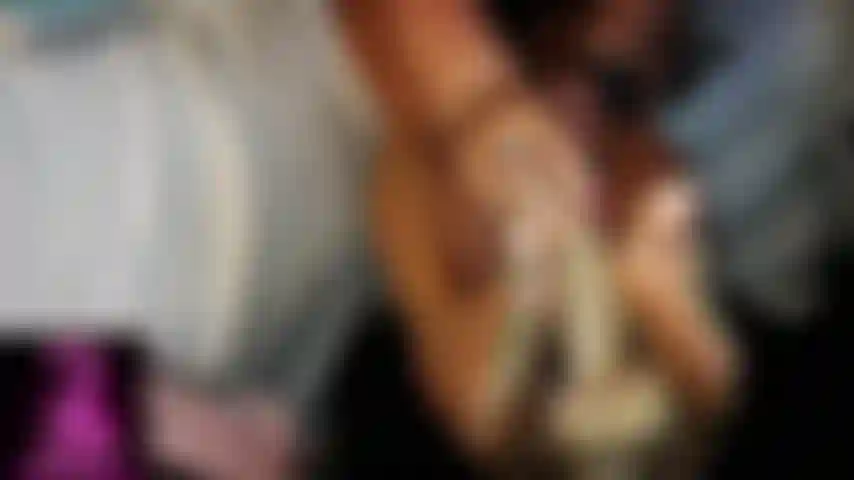 Trabajo de pies con un consolador grande.