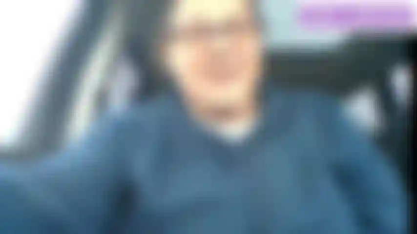 Ðmúltiples orgasmos en el estacionamiento ð me estoy tocando el coño; masturbándome en el coche en un estacionamiento público. Tengo múltiples orgasmos mientras miro ð a mi alrededor intentando que no me pillen. ¡¡Pero el riesgo de que me pillaran lo hizo mucho más excitante!! Ð.