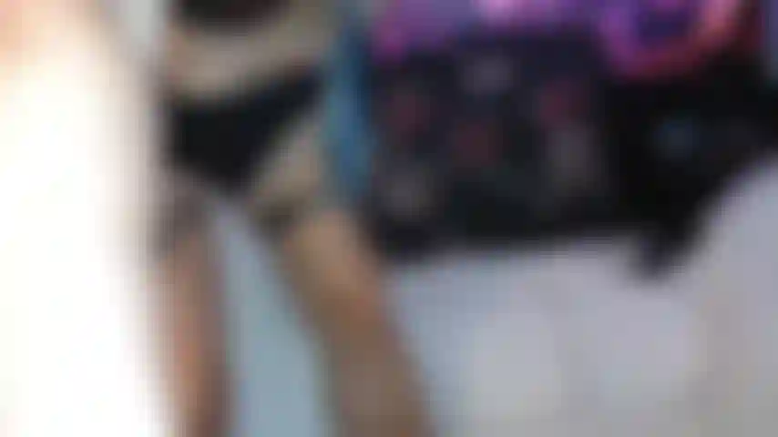 Mírame flexionar mis potentes pantorrillas en este video recopilatorio, mostrando mis piernas tonificadas y musculosas en todo su esplendor. Desde lento y sensual hasta rápido y feroz, te provocaré con mis flexiones de pantorrilla, haciéndote querer más.