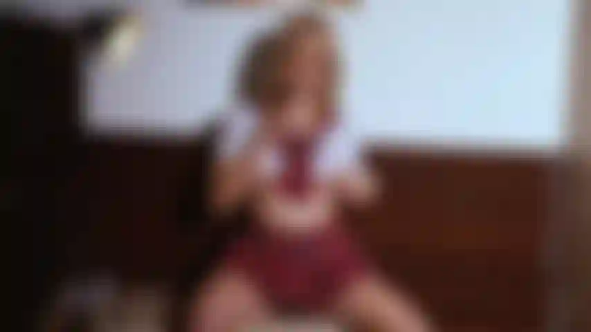 Traviesa colegiala jugando con su coño en la oficina #colegiala.