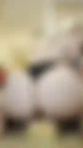 ¡Este bizcocho victoria se está aplastando en todos mis pliegues mientras hago twerking, me refriego y provoco con mi jugoso culo y coño por encima de él! ¿Te apetece limpiar después de mí?