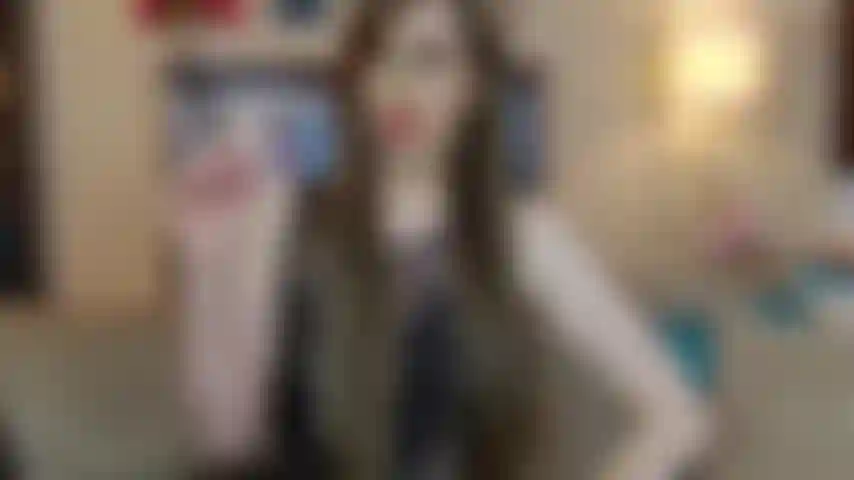 Dando instrucciones para masturbarse a uno de mis fans mientras su esposa duerme a su lado. Tan adicta a mis instrucciones que no tiene miedo de que su esposa se despierte a su lado mientras se masturba.