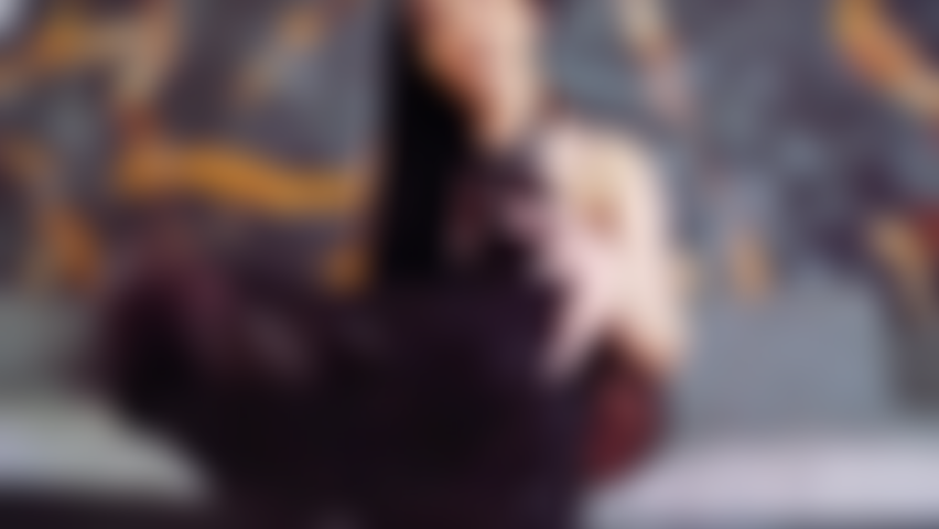 Arrodíllate, obedece, adora mis pies.