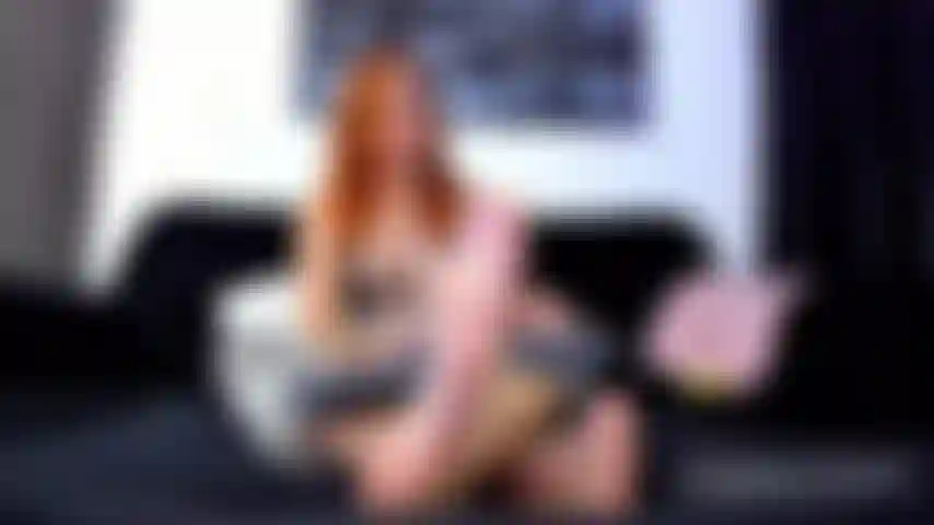 Bj más desnuda, chupo los dedos de los pies y me masturbo para mi chico.