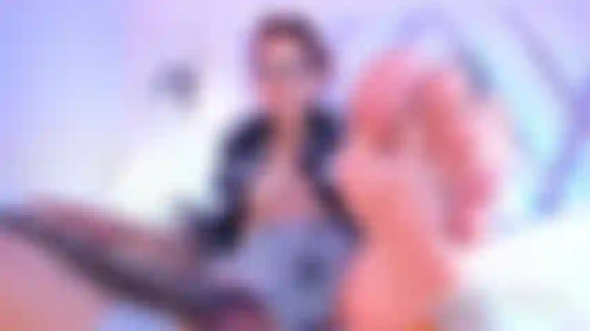 Chupa los dedos de los pies en gafas.