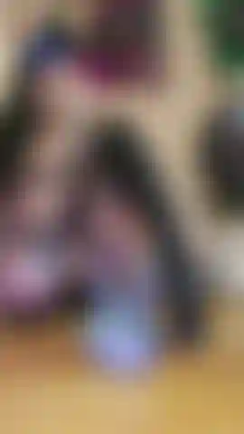 Follando mi consolador con cabeza de dragón.