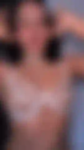 Mírame quitándome el sujetador, mira mis tetas firmes 😘.