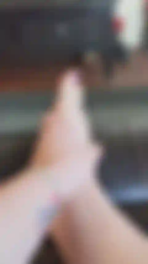 Masajeando los pies con loción, acariciando un consolador con los pies y hablando sucio.