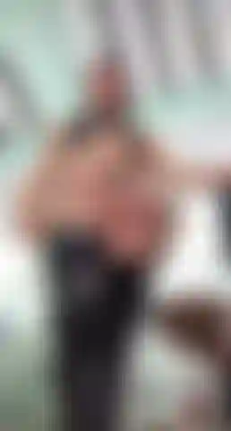 Quédate ahí abajo, adorándome con tus ojos mientras te derrites por este cuerpo.